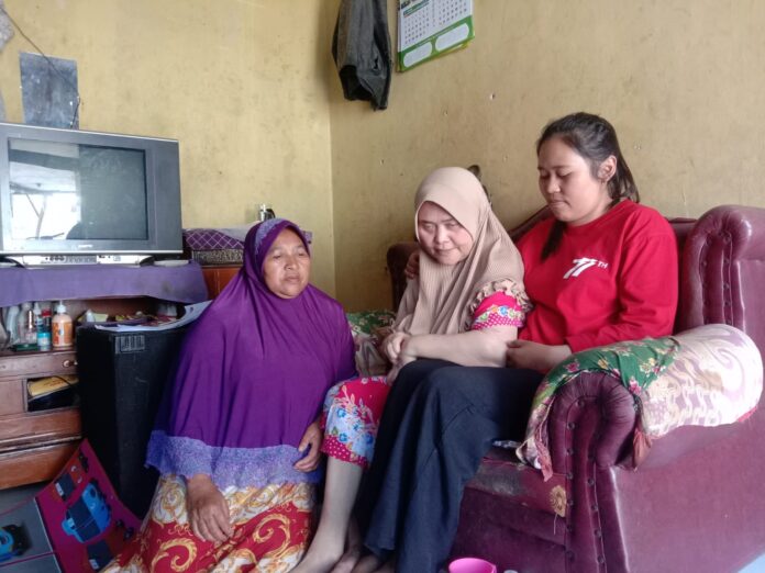 Enung (tengah) bersama anaknya Hanipah dan kakak sepupunya