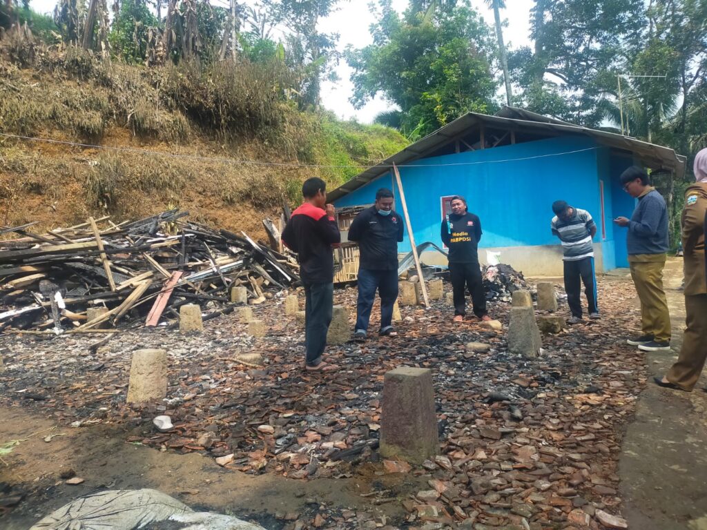 Yudha Puja Turnawan bersama jajaran PAC PDI Perjuangan Kecamatan Cilawu mengunjungi korban kebakaran di Desa Sukamaju, Kecamatan Cilawu