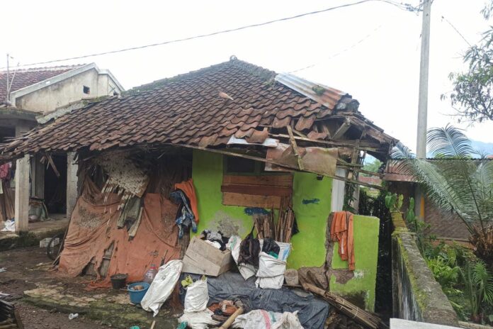 Rumah Aripulloh di Kampung Babakan Waru RT 01 RW 05 Desa Binakarya, Kecamatan Banyuresmi, kondisinya sudah tidak layak huni