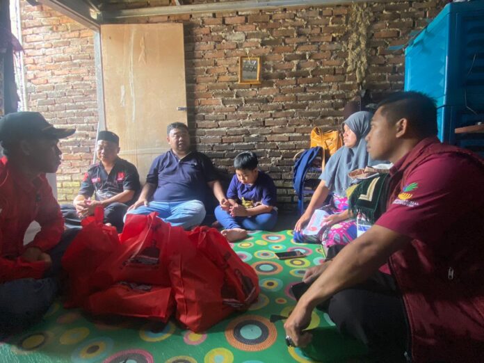 Yudha Puja Turnawan Anggota DPRD Garut Fraksi PDI Perjuangan mengunjungi korban angin puting beliung di Desa Sukamukti Banyuresmi