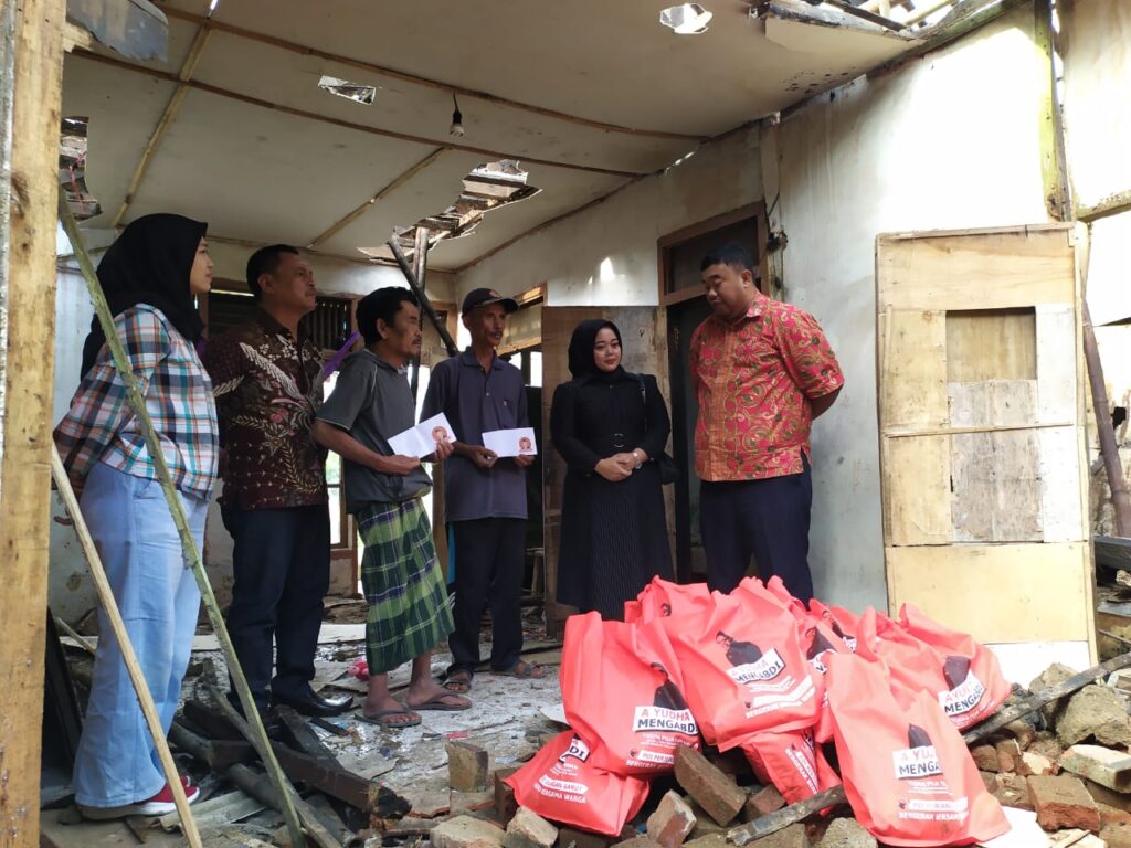 Anggota DPRD Garut Yudha Puja Turnawan dan Mamat Rahmat bersama jajaran DPC PDI Perjuangan Garut mengunjungi korban rumah roboh di Desa Banjarsari didampingi Kades Banjarsari