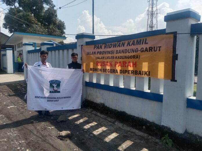 Sejumlah Mahasiswa yang tergabung dalam KAMMI Garut melakukan aksi protes dengan memasan banner. Aksi protes itu karena jalan Provinsi Leles-Kadungora Rusak berat