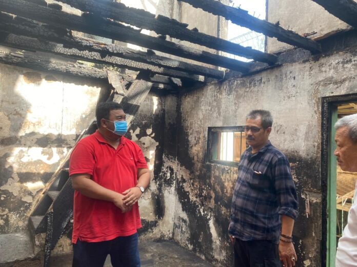 Ketua DPC PDI Perjuangan Garut tengok korban kebakaran di Kelurahan Pananjung