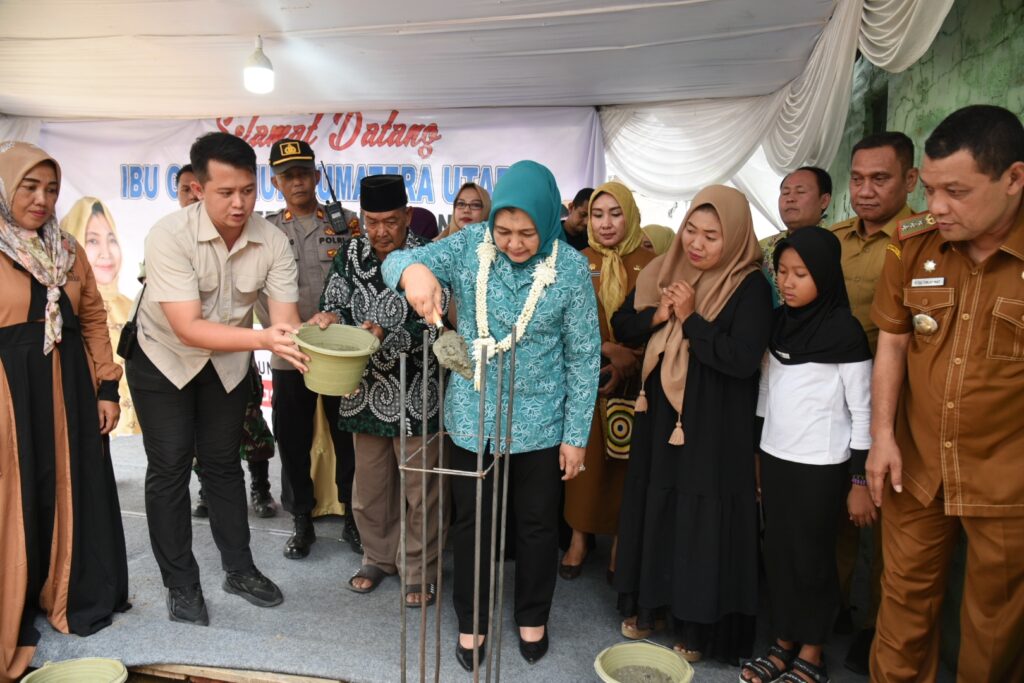 Nawal Lubis melakukan peletakan batu pertama pembangunan gedung pelatihan salon Yayasan Lembaga Pelatihan Kerja (LPK) Qaulam Adzani Salon Langkat