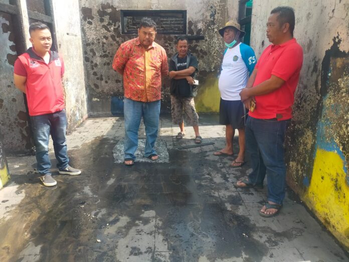 Yudha Puja Turnawan bersama Nono Darsono bacaleg dapil 1 mengunjungi Ida korban kebakaran di Desa Cangkuang