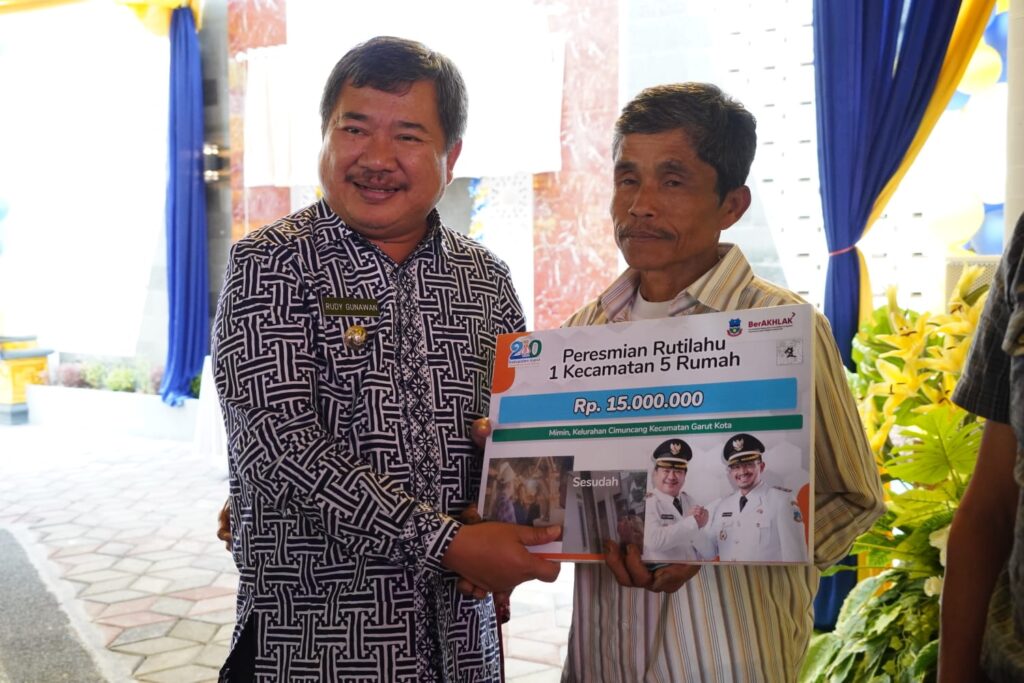 Bupati Garut Rudy Gunawan menyerahkan secara simbolis bantuan rutilahu pada masyarakat
