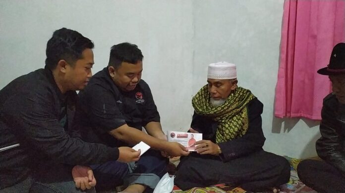 3 Legislator Garut dari Fraksi PDI Perjuangan, Yudha Puja Turnawan, Dadan Wadiansyah, dan Mamat Rahmat mengunjungi KH Sopyan korban kebakaran di Kecamatan Pamulihan