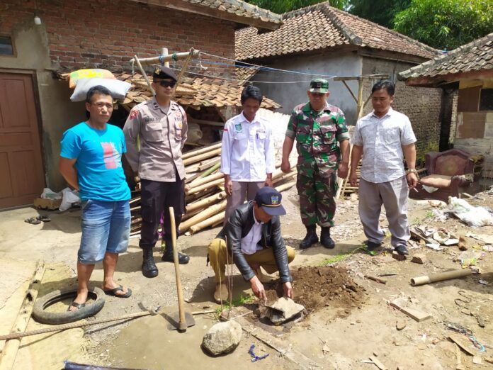 Kades Sukasenang Heriawan melakukan peletakan batu pertama dihadiri Babinsa, Bhabinkamtibmas dan tokoh masyarakat