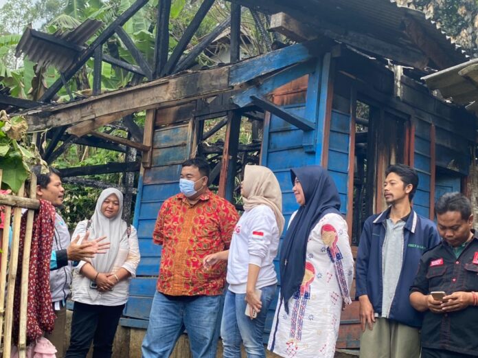 Ketua DPC PDI Perjuangan Garut Yudha Puja Turnawan dan sejumlah pengurus DPC PDI Perjuangan Garut mengunjungi korban kebakaran di Desa Cintanegara Kecamatan Cigedug