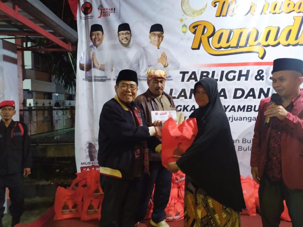 H Memo Hermawan Anggota DPRD Provinsi Jabar Fraksi PDI Perjuangan memberikan santunan sembako dan uang tunai kepada lansia