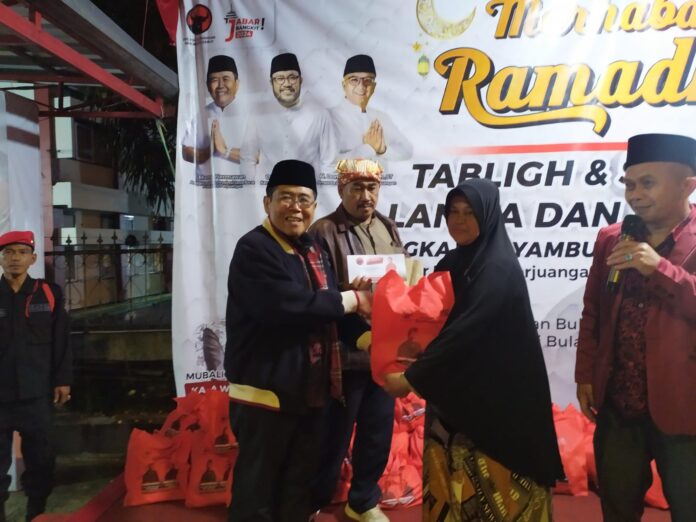 H Memo Hermawan Anggota DPRD Provinsi Jabar Fraksi PDI Perjuangan memberikan santunan sembako dan uang tunai kepada lansia