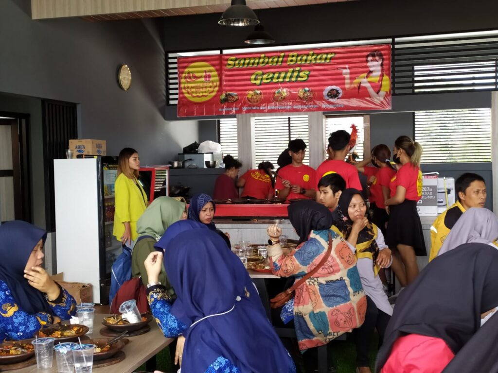 Sambal Bakar Geulis, salah satu kios di Sentra Kuliner ikan Kabupaten Garut yang menyediakan menu ikan dan daging wagyu empuk