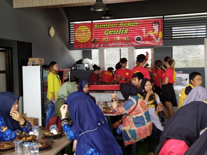 Sambal Bakar Geulis, salah satu kios di Sentra Kuliner ikan Kabupaten Garut yang menyediakan menu ikan dan daging wagyu empuk