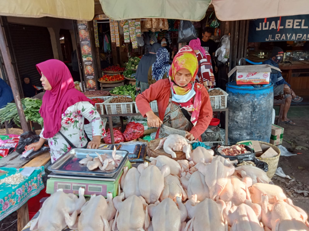 Pedagang ayam potong di pasar Lewo Malangbong mengeluhkan kenaikan harga karena terjadi penurunan omset