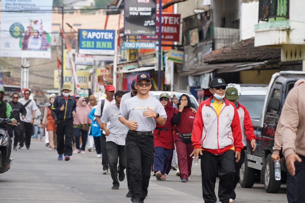 Pemkab Garut mengadakan jalan sehat diikuti oleh PNS, karyawan BUMD dan warga sipil lainnya