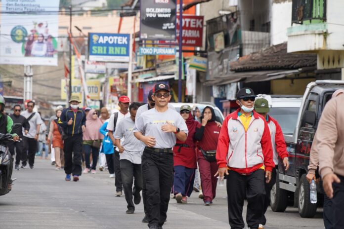 Pemkab Garut mengadakan jalan sehat diikuti oleh PNS, karyawan BUMD dan warga sipil lainnya