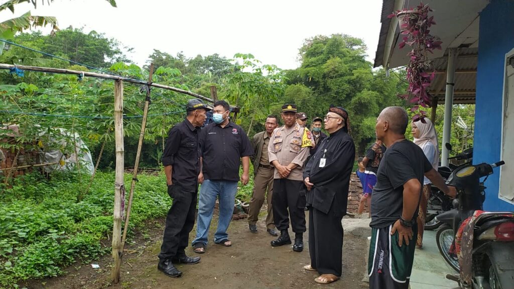 Anggota DPRD Garut Fraksi PDI Perjuangan mengunjungi 4 rumah disambar petir di Desa Karangpawitan