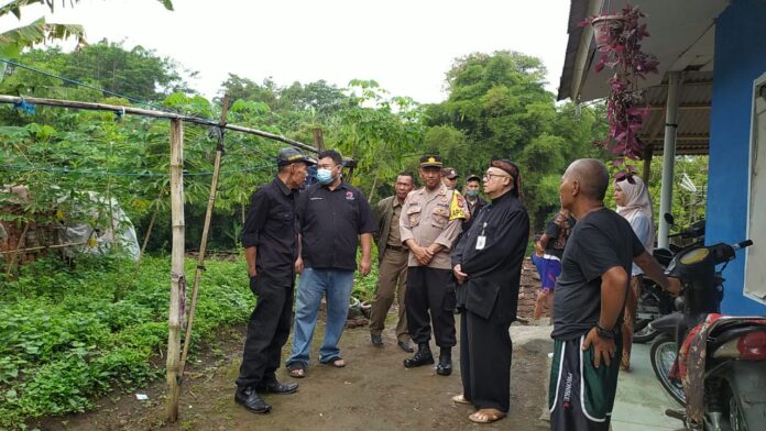 Anggota DPRD Garut Fraksi PDI Perjuangan mengunjungi 4 rumah disambar petir di Desa Karangpawitan