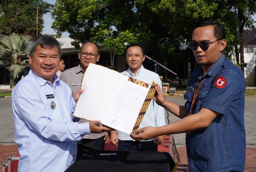 Bupati Garut Rudy Gunawan lantik 3 PNS dalam Jabatan Fungsional Pengelola Barang/Jasa