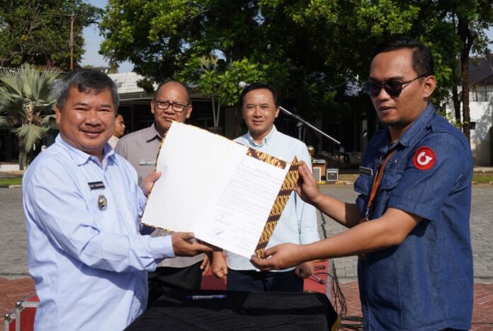 Bupati Garut Rudy Gunawan lantik 3 PNS dalam Jabatan Fungsional Pengelola Barang/Jasa
