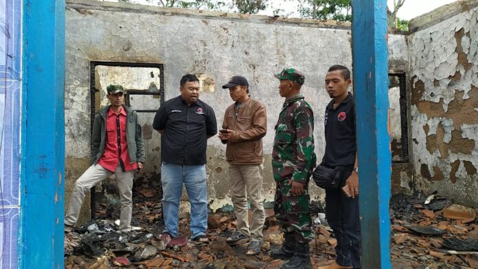 Anggota DPRD Garut, Danramil 1112 Samarang dan Kades Padamukti mengunjungi rumah Sunsun korban kebakaran