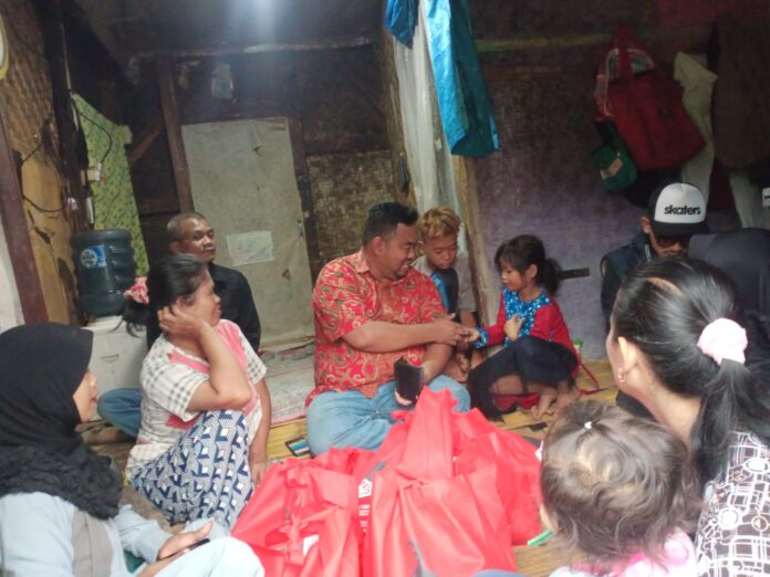 Yudha Puja Turnawan Anggota DPRD Garut Fraksi PDI Perjuangan mengunjungi rumah Ati di Banyuresmi