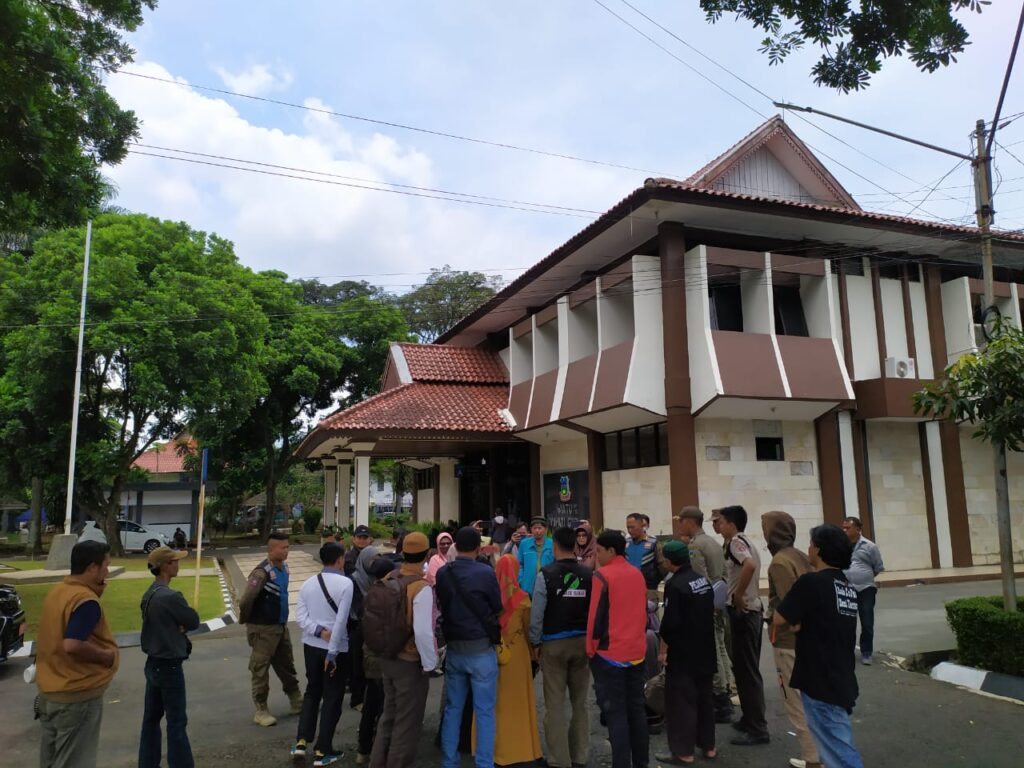 massa dari Aliansi Umat Islam Garut geruduk kantor bupati Garut menuntut harga gas agar murah di lapangan