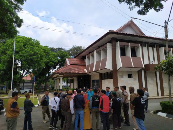 massa dari Aliansi Umat Islam Garut geruduk kantor bupati Garut menuntut harga gas agar murah di lapangan