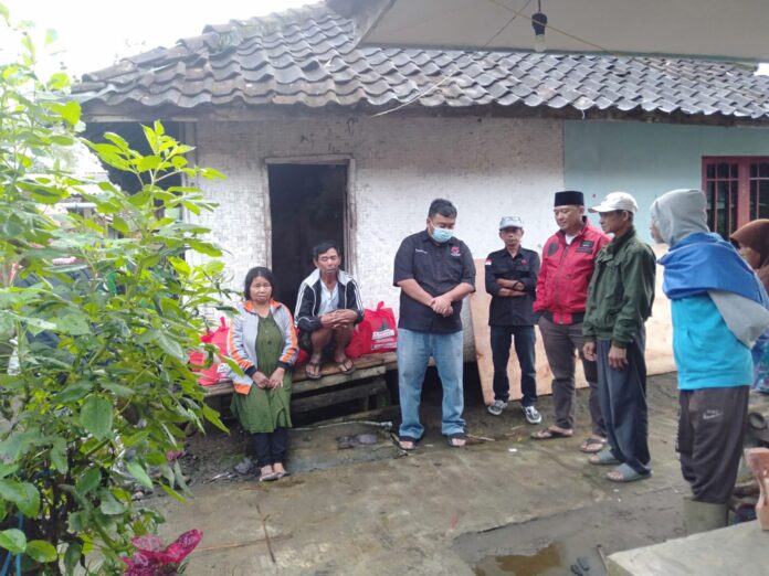 Anggota DPRD Garut Yudha Puja Turnawan mengunjungi korban kebakaran di Desa Cidatar