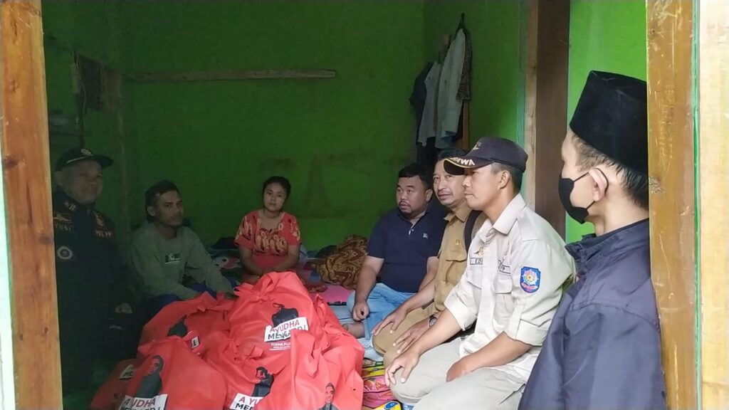 Yudha Puja Turnawan Anggota DPRD Garut tengok Geri korban kebakaran di Desa Cisewu