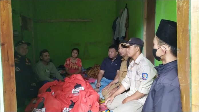 Yudha Puja Turnawan Anggota DPRD Garut tengok Geri korban kebakaran di Desa Cisewu