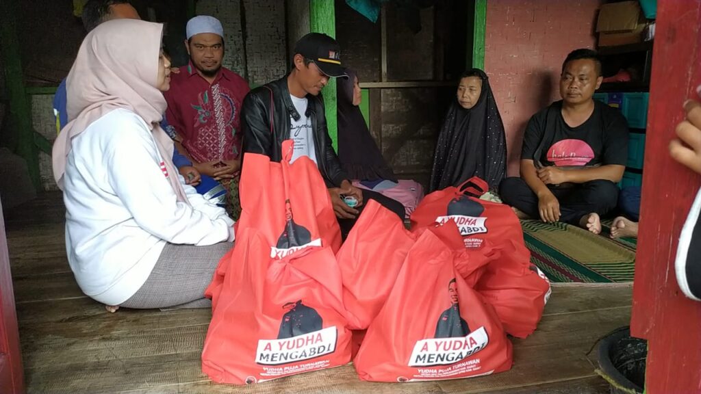 Pengurus DPC PDI Perjuangan Garut mengunjungi Eni janda dhuafa penyandang tunanetra yang alami musibah kebakaran