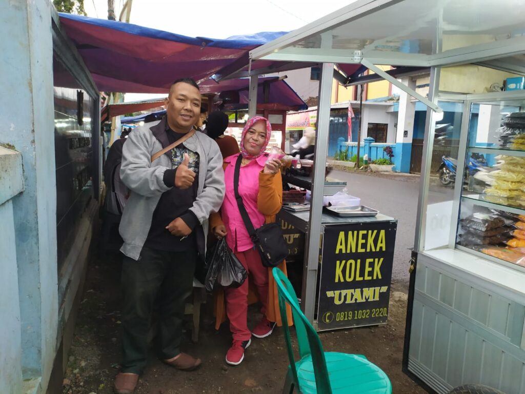 Amih Bagja foto bersama dengan wartawan Bircunews.com di depan lapak Aneka Kolek Utami