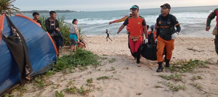 Tim SAR berhasil menemukan korban terseret ombak di pantai Bobos