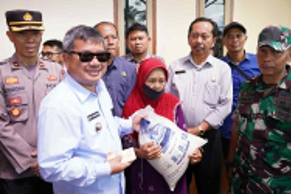 Bupati Garut salurkan bantuan beras dari pemerintah pusat