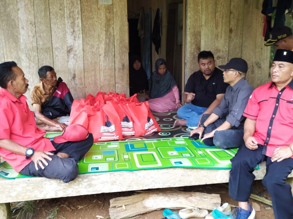 Yudha Puja Turnawan Anggota DPRD Garut kunjungi Sarwidin korban kebakaran di Desa Pamalayan Cisewu