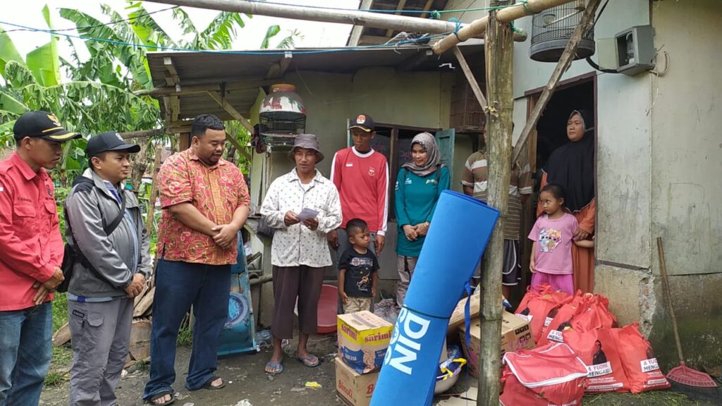 Yudha Legislator Garut Kunjungi Ipan Korban Kebakaran di Desa Sukamulya Pangatikan