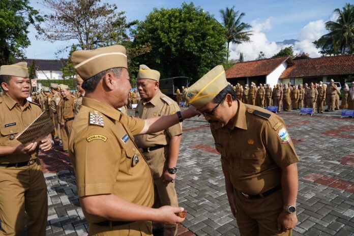 Bupati Garut Rudy Gunawan Lantik 27 PNS dalam Jabatan Administrasi