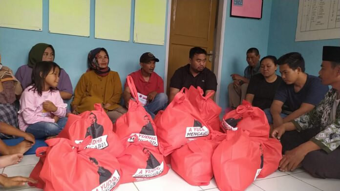 Ketua DPC PDI Perjuangan Garut Yudha Puja Turnawan mengunjungi korban kebakaran di Desa Harumansari, Kecamatan Kadungora