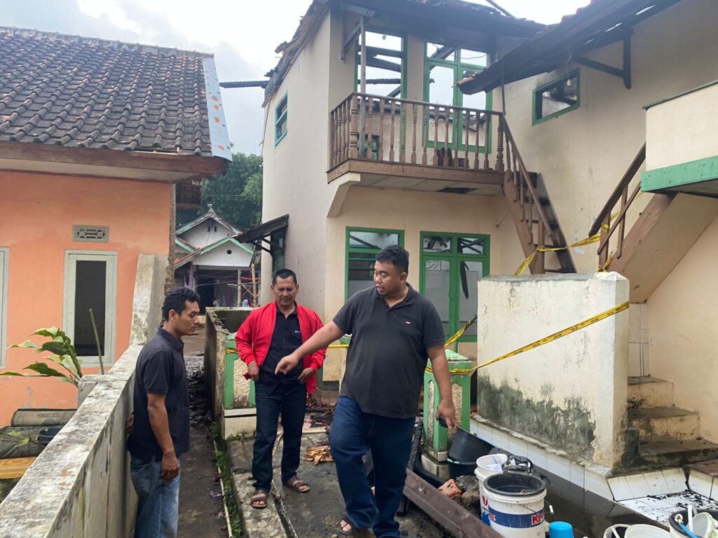 Anggota DPRD Garut, Yudha Puja Turnawan bersama Mamat Rahmat mengunjungi ponpes Faudzul Huda yang mengalami kebakaran di Desa Parakan