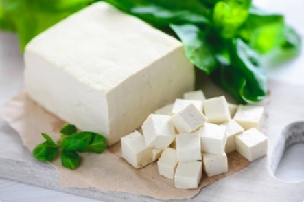 Tahu, makanan yang tebuat dari kacang kedelai mengandung banyak manfaat untuk kesehatan (foto shutterstock)