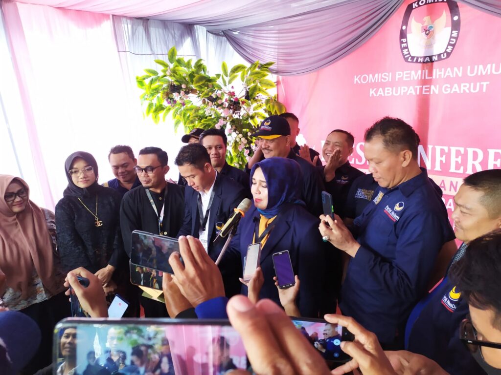 Ketua DPD Nasdem Garut Diah kurnia sari Bersama puluhan caleg Mendaftar ke KPUD Garut