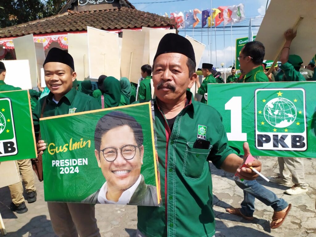 Apep Kharom Lutfi ketika di KPUD Garut waktu pendaftaran Caleg dari Partai PKB