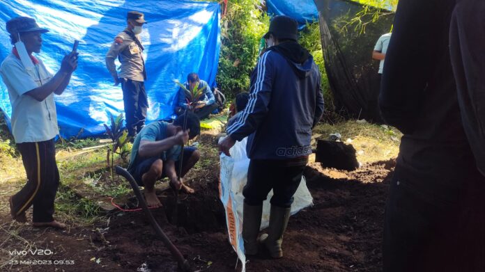 Proses pembongkaran makam Yogi untuk keperluan Otopsi