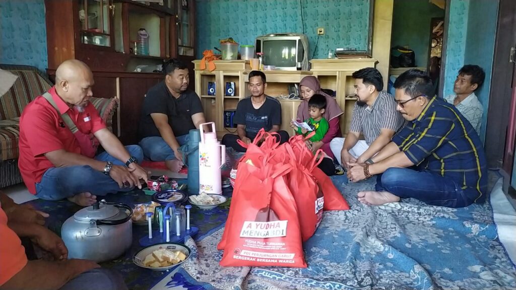 Anggota DPRD Garut Fraksi PDI Perjuangan Yudha Puja Turnawan mengunjungi korban kebakaran di Desa Panyindangan, Kecamatan Cisompet