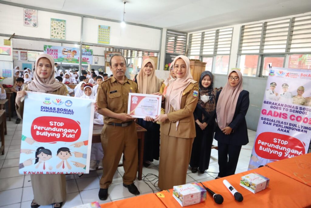 Pelaksanaan Sosialisasi Pencegahan Bullying dan Perlindungan Anak melalui program Gerakan Dinas Sosial Goes to School (GADIS COOL) yang dilaksanakan di SD Sukagalih 5, Jalan Pembangunan, Kecamatan Tarogong Kidul, Kabupaten Garut, Senin (29/5/2023). (Foto: Dok. Dinsos Garut)