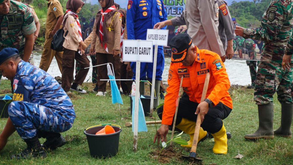 Sekretaris Daerah Kabupaten Garut, Nurdin Yana, menanam pohon dalam acara Puncak Penanaman Pohon Mangrove Nasional, di Area Pantai Karang Paranje, Kecamatan Cibalong, Kabupaten Garut, Senin (15/05/2023). (Foto : M. Azi Zulhakim & Anggana Mulia Karsa Kurniawan/Diskominfo Garut).