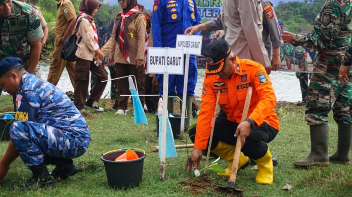 Sekretaris Daerah Kabupaten Garut, Nurdin Yana, menanam pohon dalam acara Puncak Penanaman Pohon Mangrove Nasional, di Area Pantai Karang Paranje, Kecamatan Cibalong, Kabupaten Garut, Senin (15/05/2023). (Foto : M. Azi Zulhakim & Anggana Mulia Karsa Kurniawan/Diskominfo Garut).