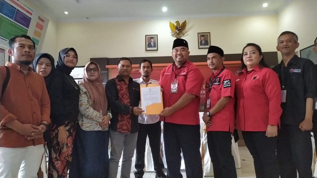 Yudha puja turnawan Menunjukan Berkas Pendaftaran Caleg Di KPUD Garut