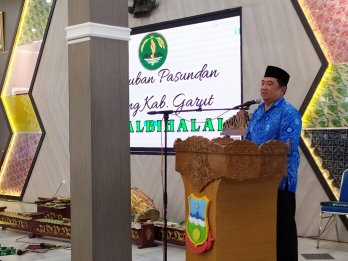 Abdusy Syakur Amin, Ketua Paguyuban Pasundan memberikan sambutan di Pendopo Garut dalam acara halal bihalal